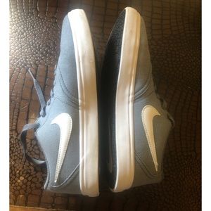 GRAY NIKE LOW TOP TENNIS SHOE